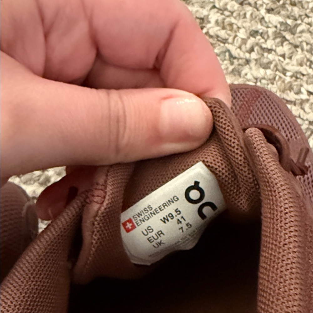 On Running cloud 5 sneaker monochrome mulberry women’s size 9.5 - Picture 7 of 8